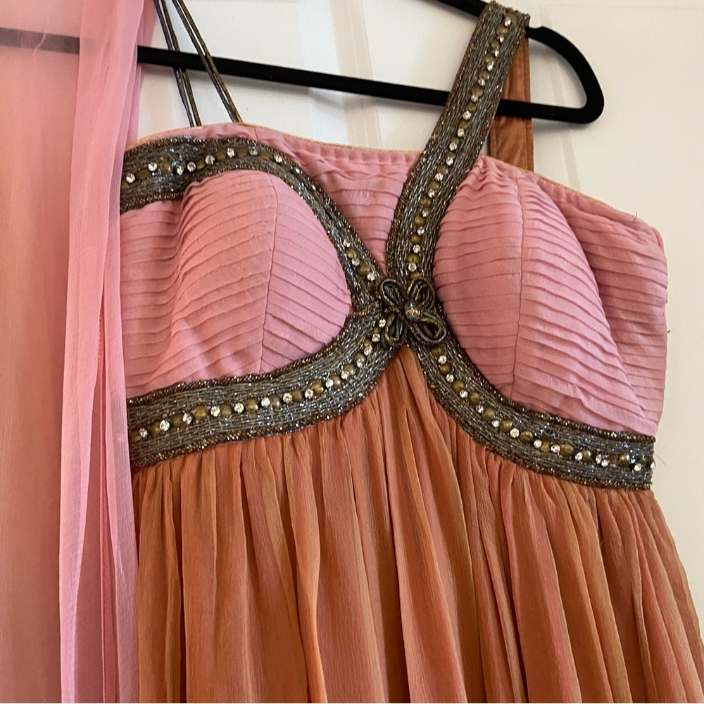 Xs-S Indian salwar. There’s room to take this out to make bigger by one size.
